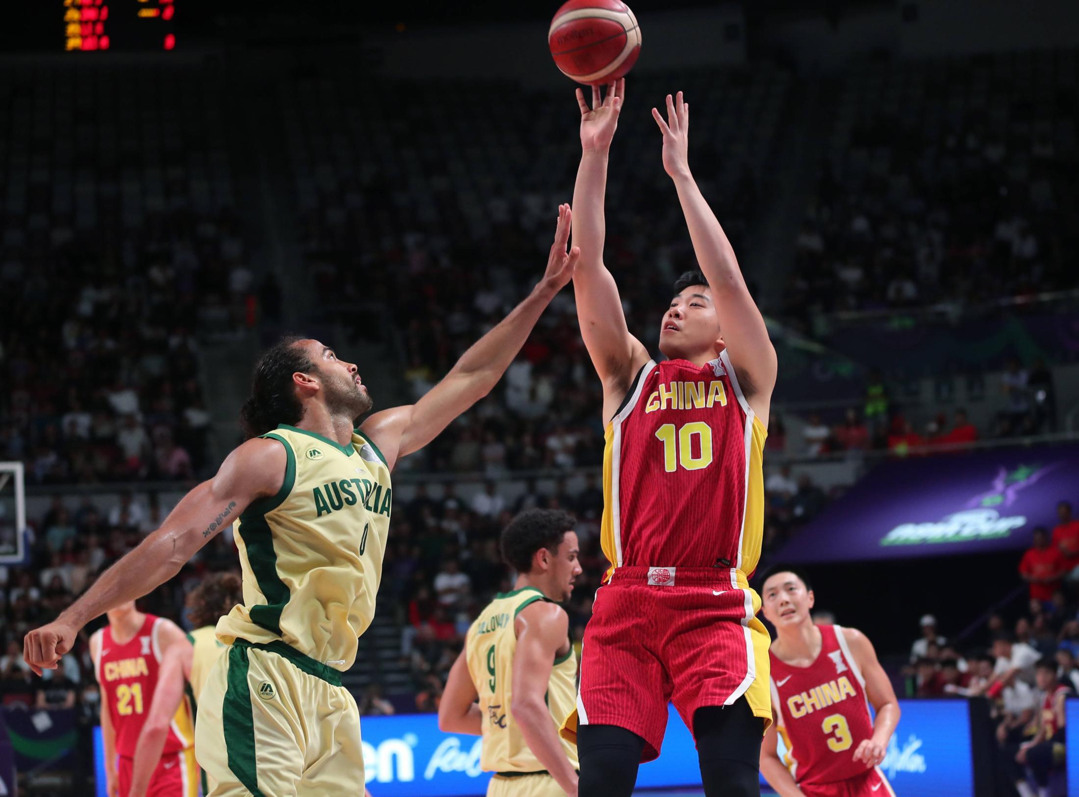 赛地聚焦：足总杯冲刺阶段热度飙升，深圳男篮强势反弹，气氛紧张，轮换策略成焦点